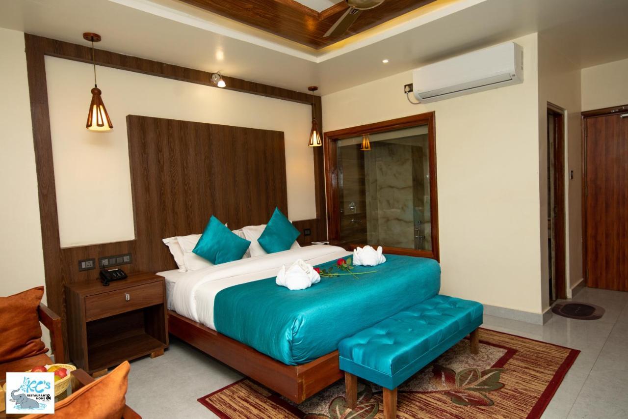 Kc'S Home Sauraha Luaran gambar