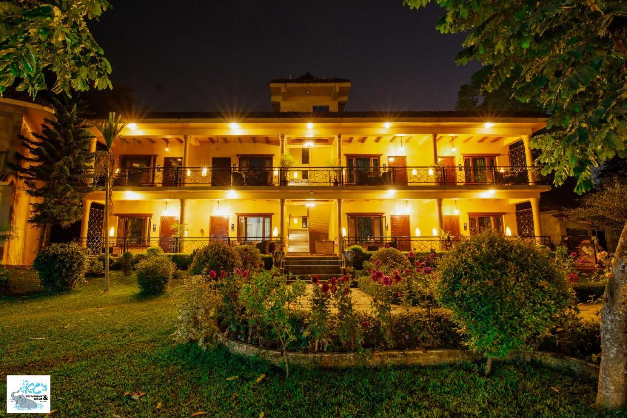 Kc'S Home Sauraha Luaran gambar
