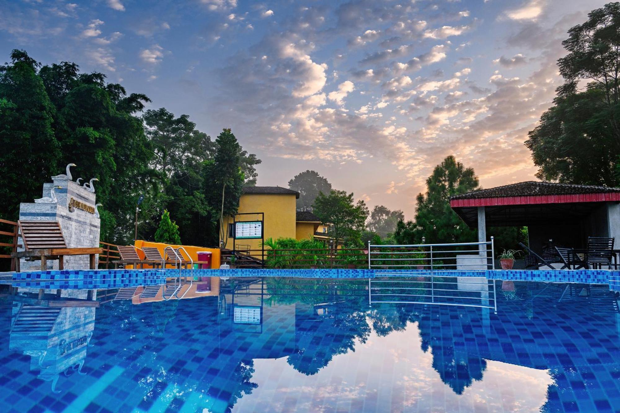 Kc'S Home Sauraha Luaran gambar
